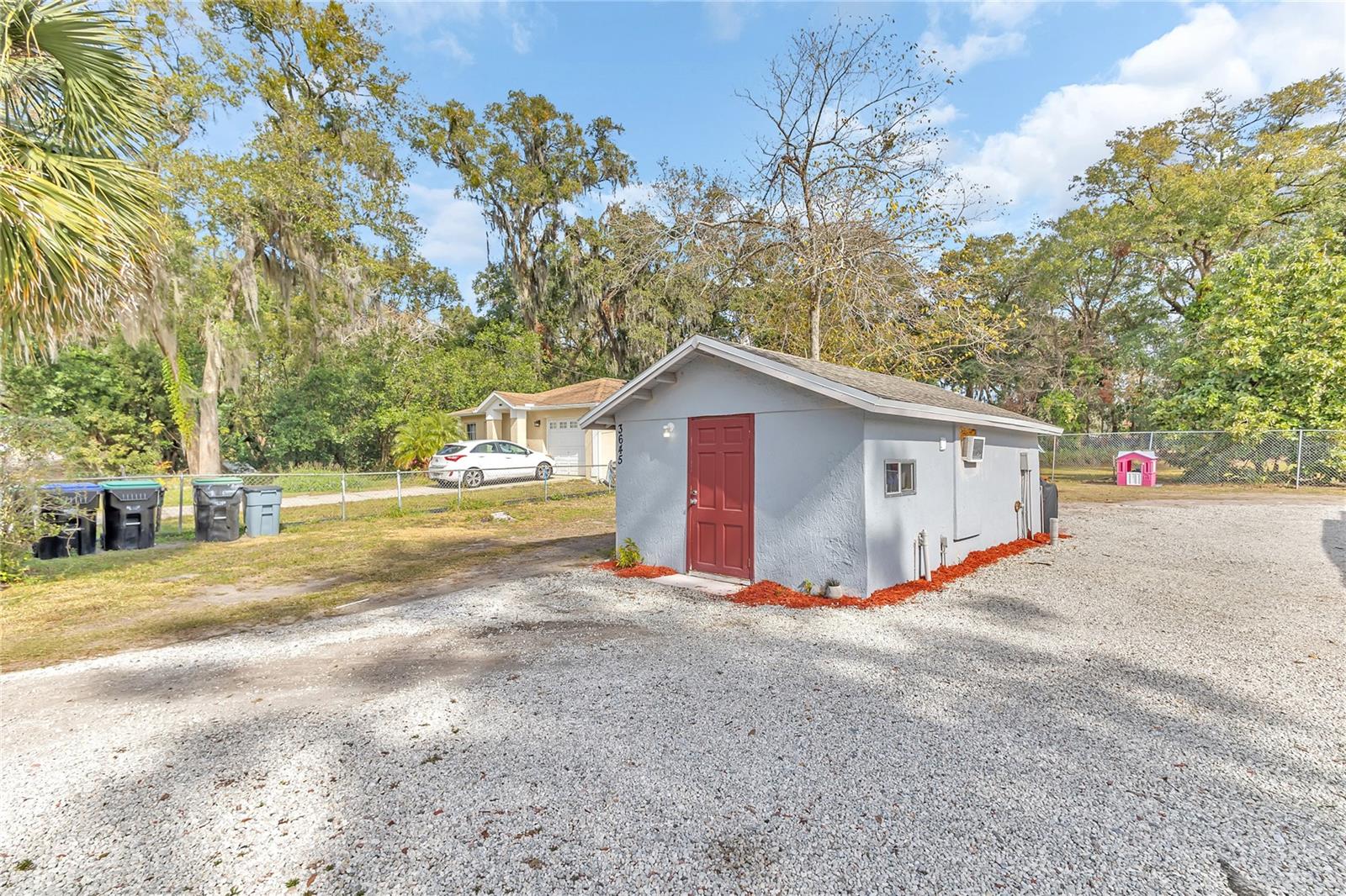 2121 WOODLAND DR