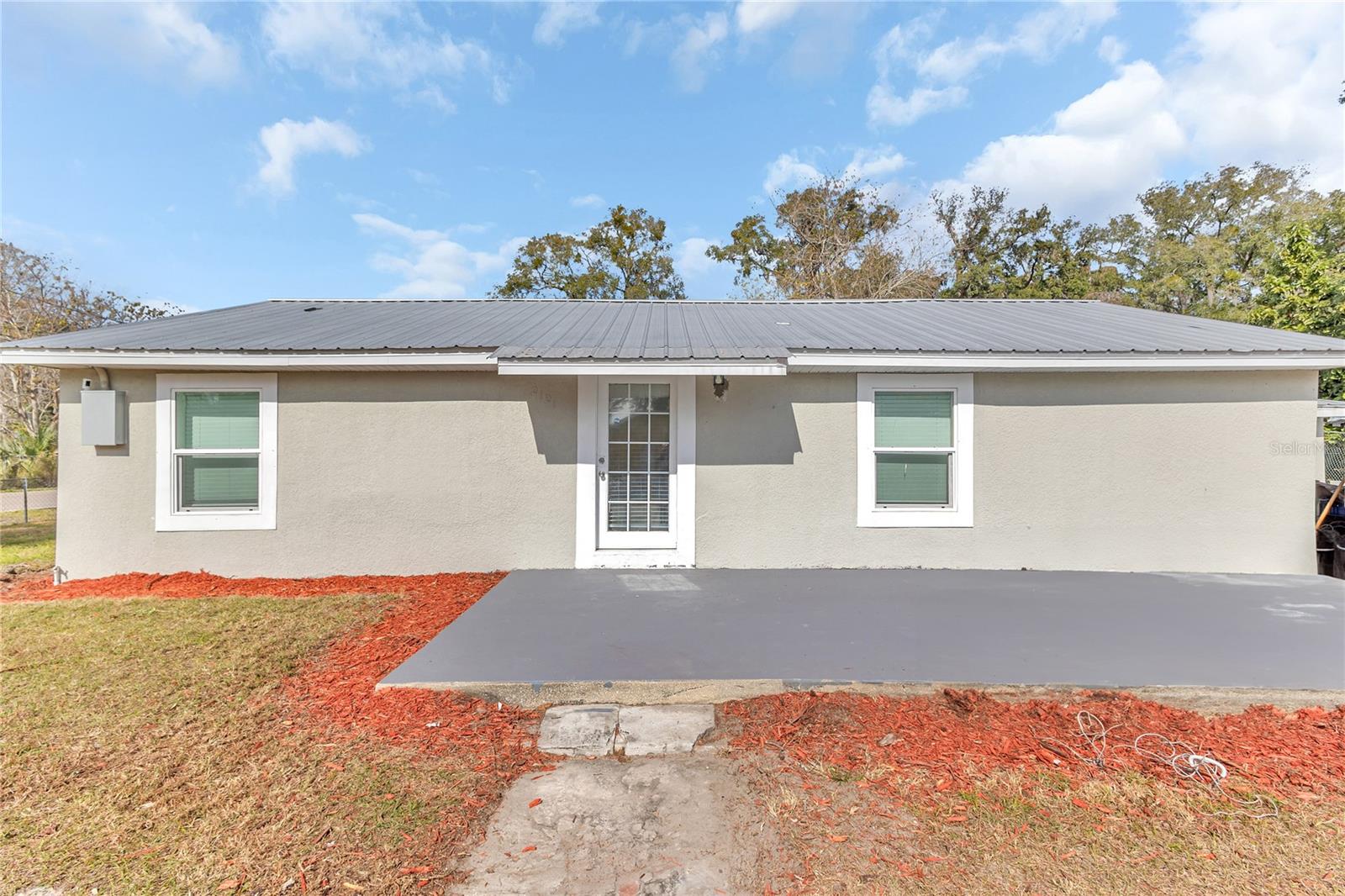 2121 WOODLAND DR