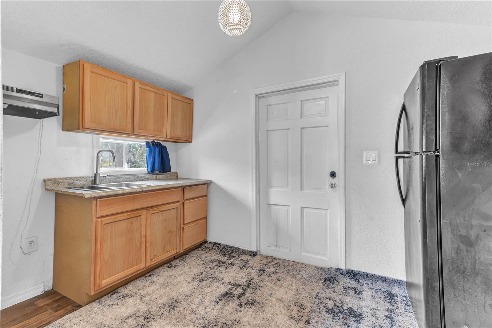 2121 WOODLAND DR