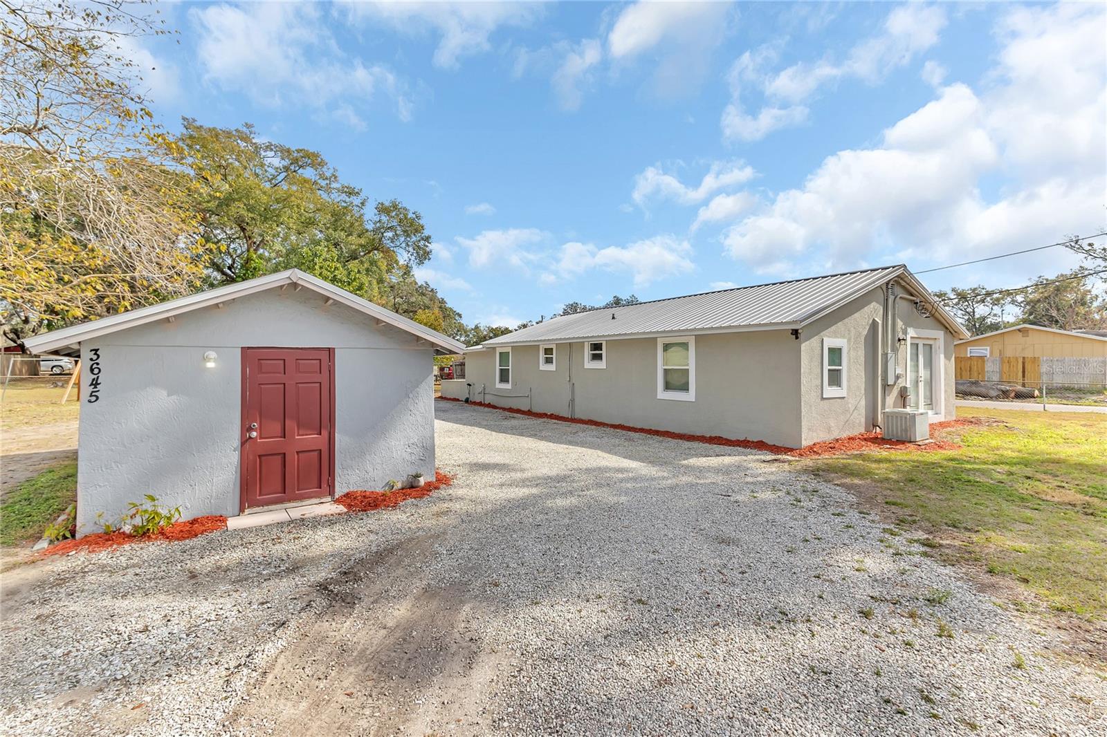 2121 WOODLAND DR