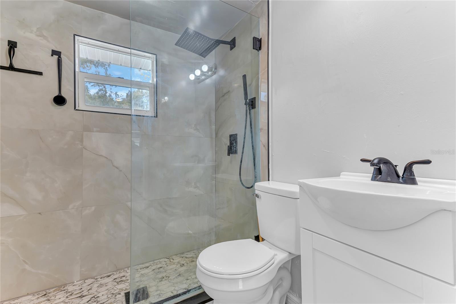 2121 WOODLAND DR
