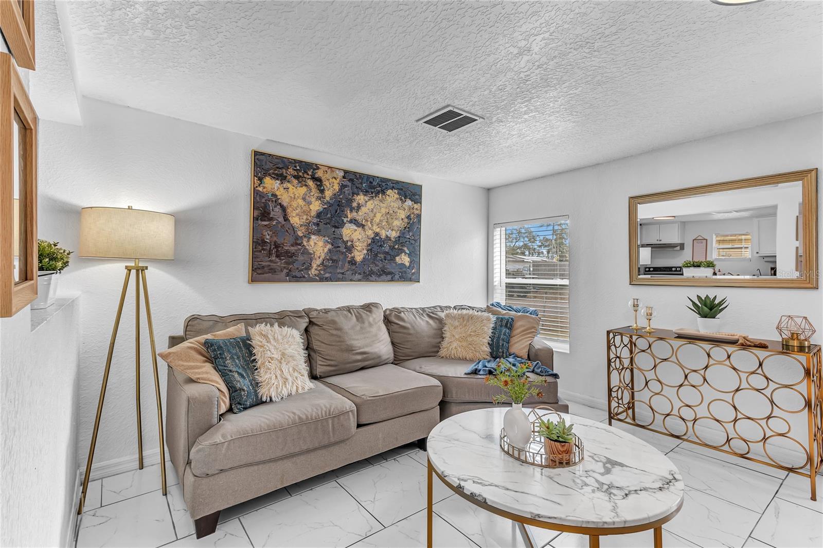 2121 WOODLAND DR