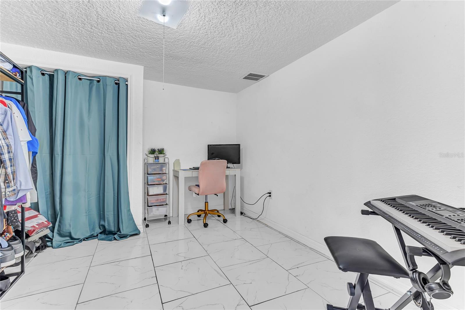 2121 WOODLAND DR