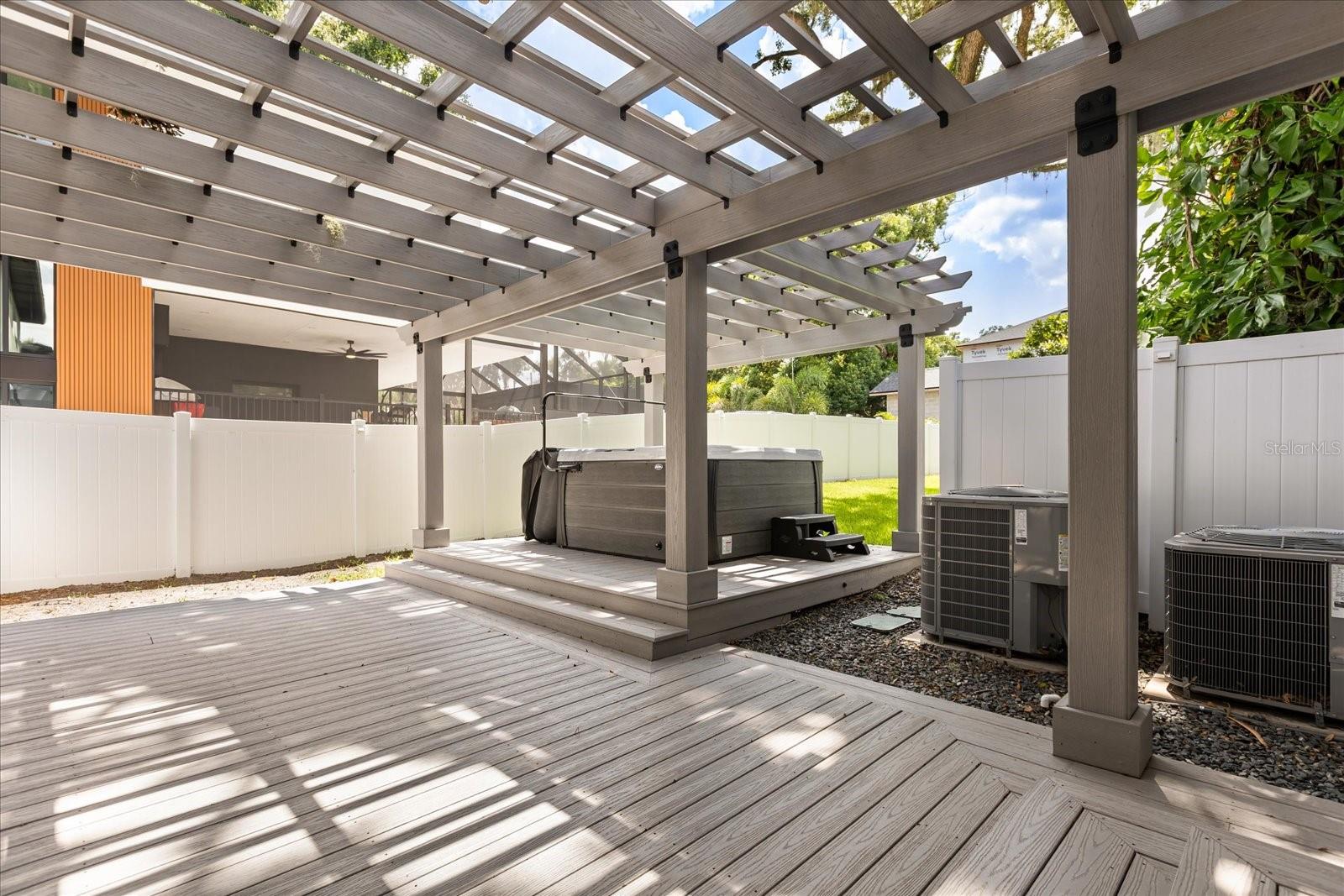 808 EDGEWATER DR