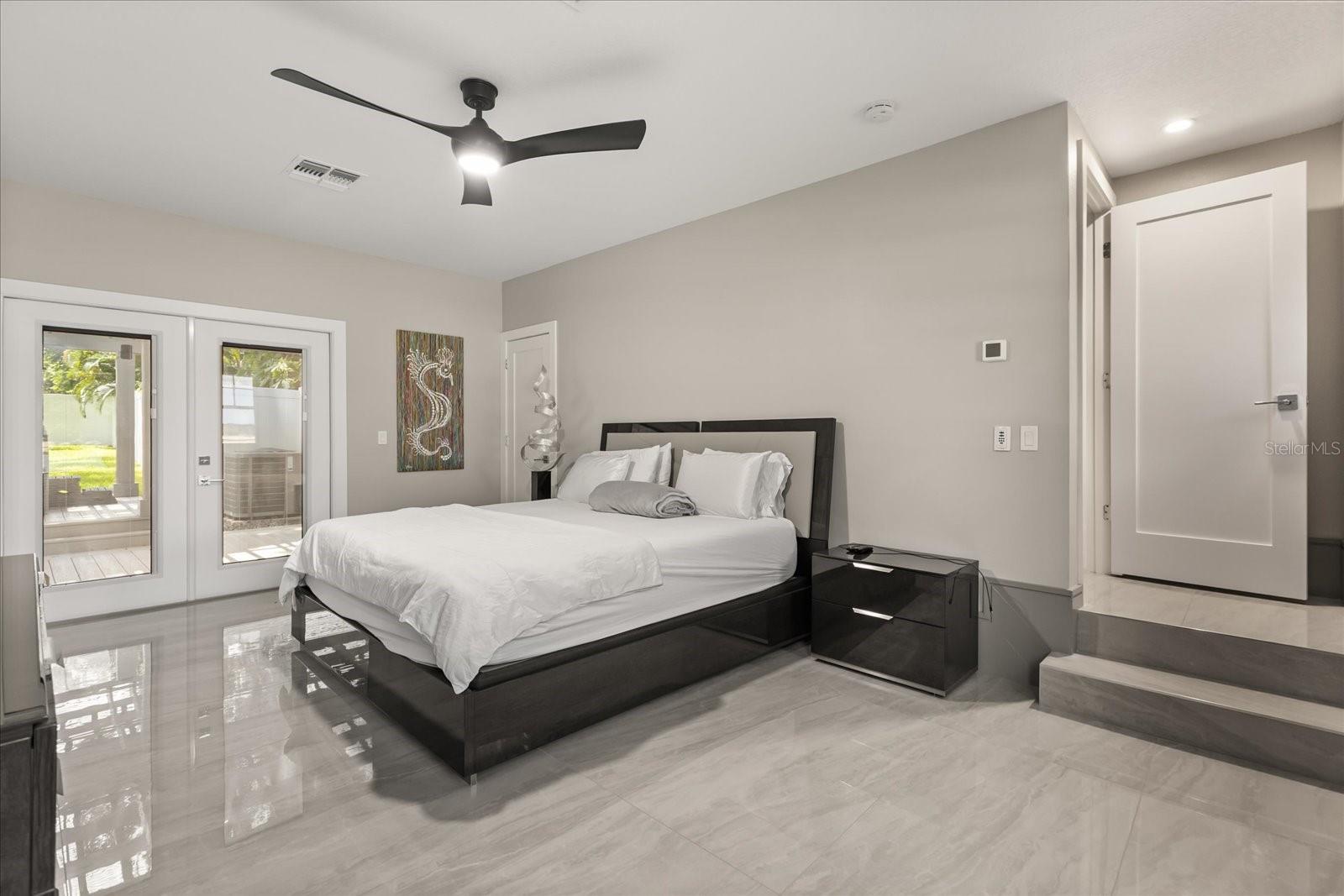808 EDGEWATER DR