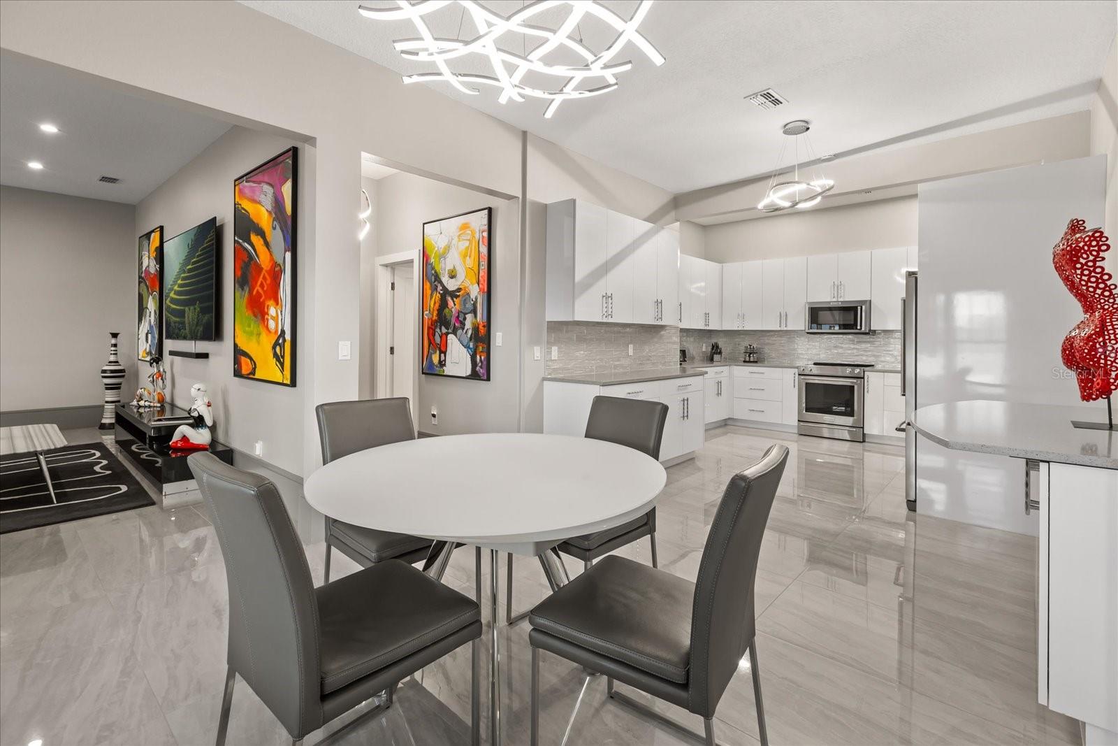 808 EDGEWATER DR