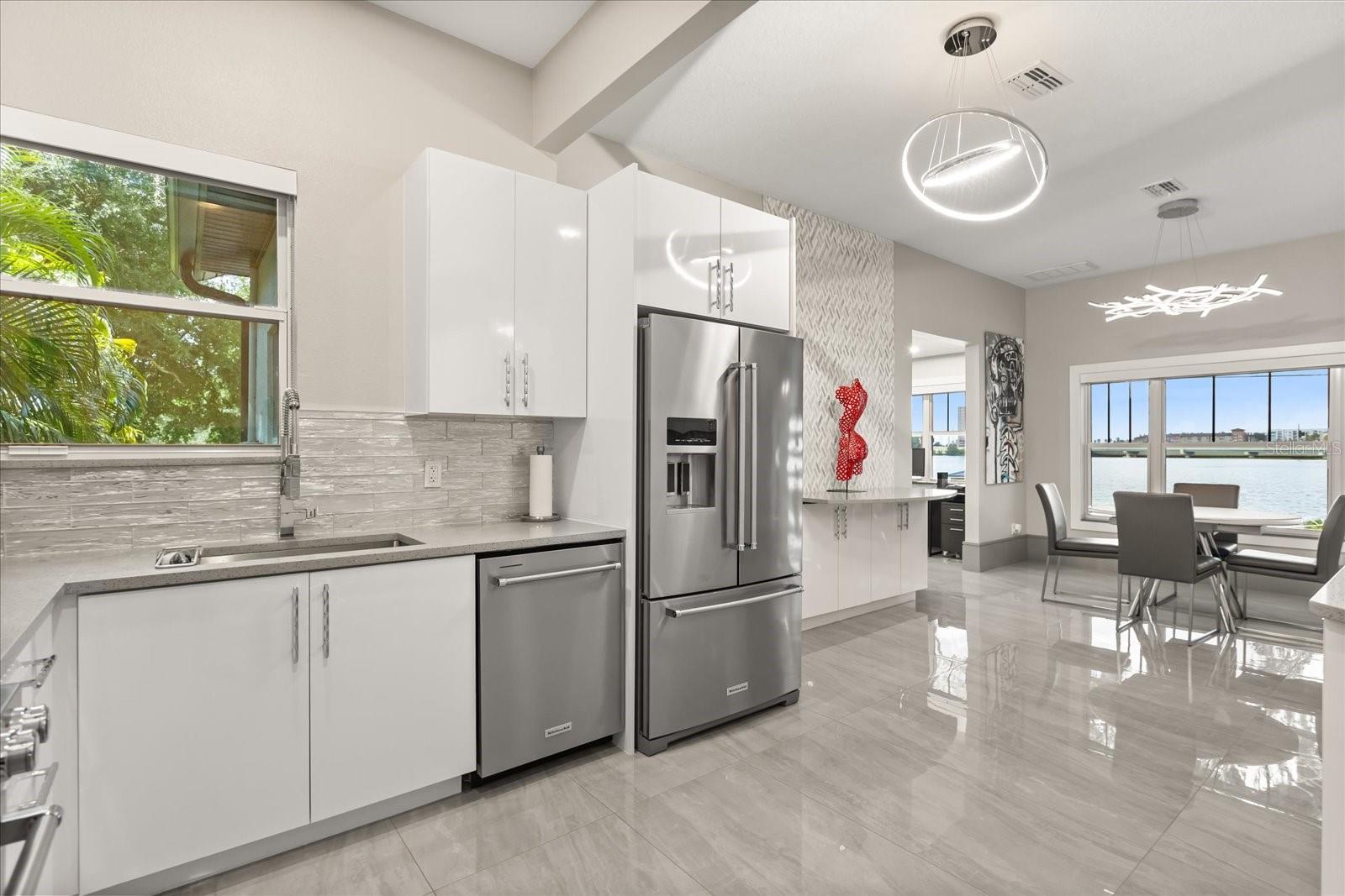 808 EDGEWATER DR