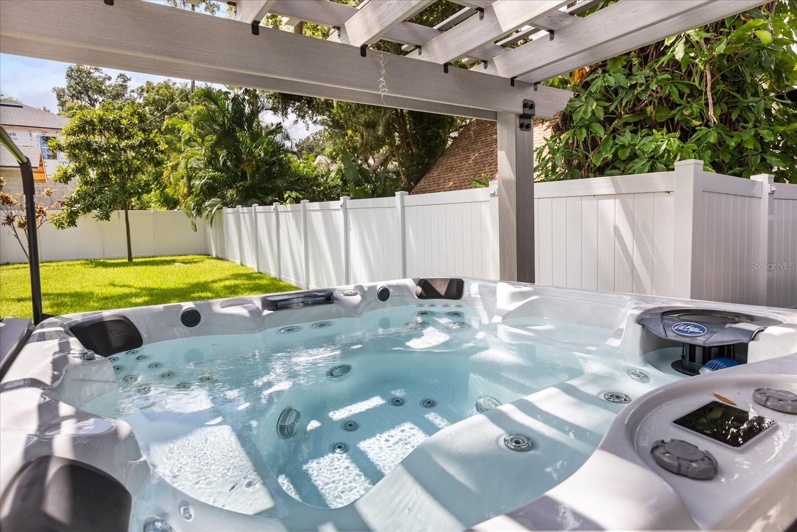 808 EDGEWATER DR