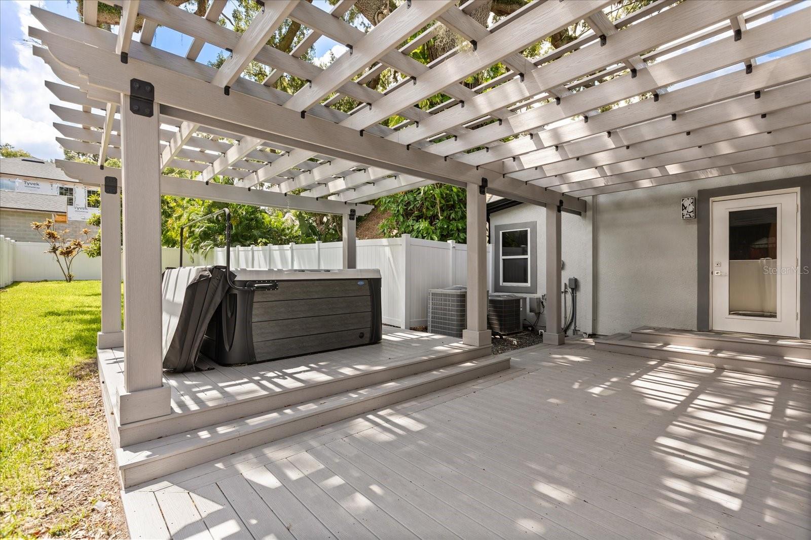 808 EDGEWATER DR