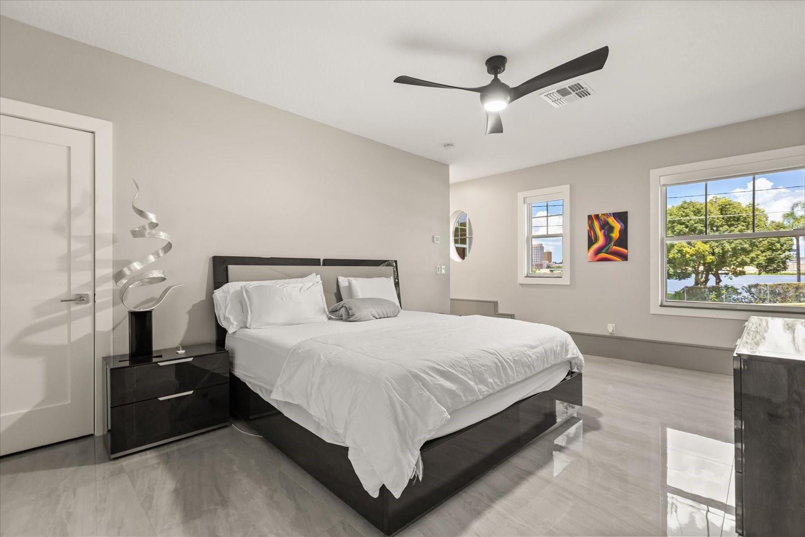 808 EDGEWATER DR