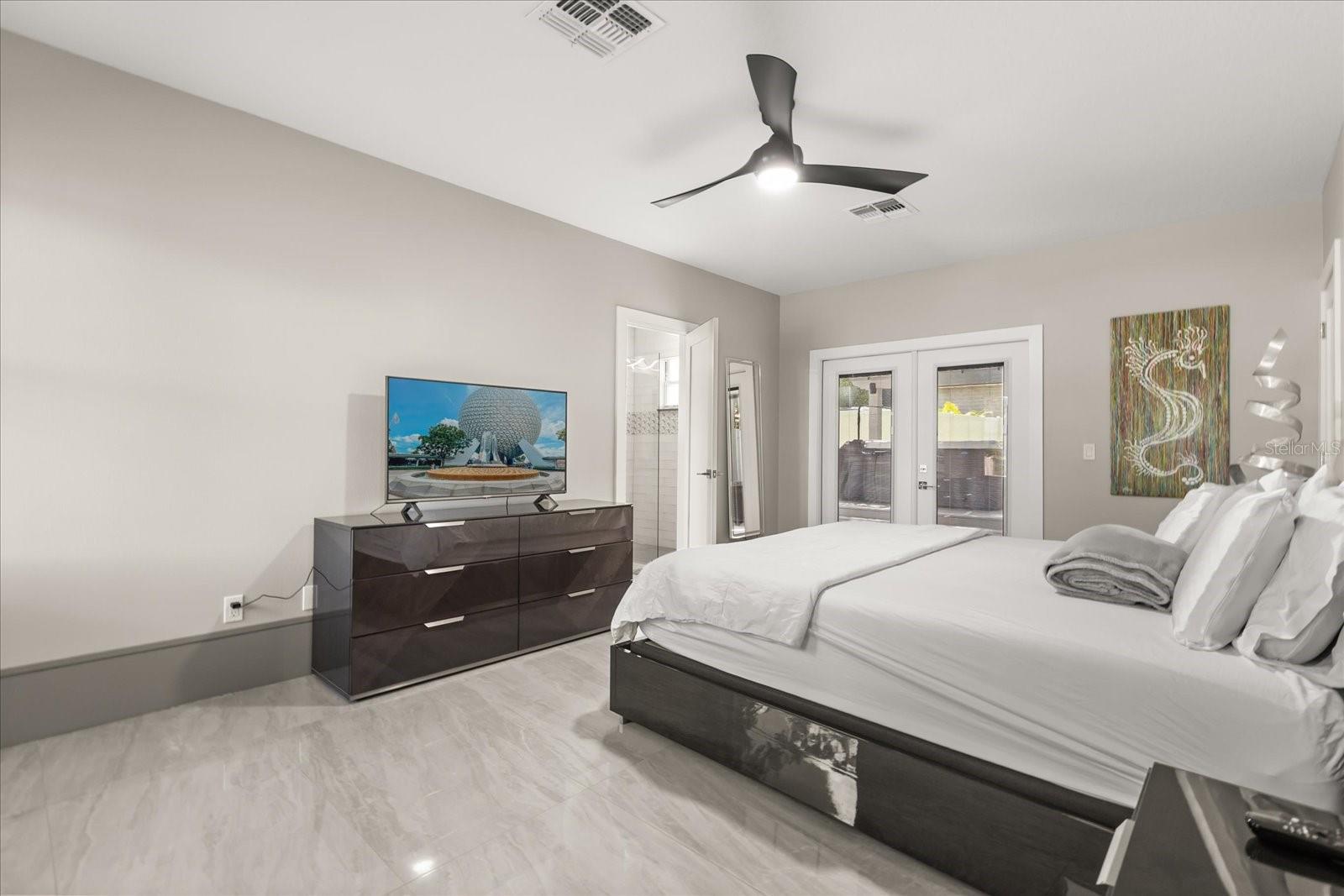 808 EDGEWATER DR