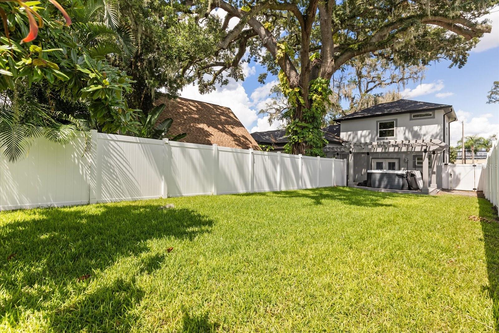 808 EDGEWATER DR