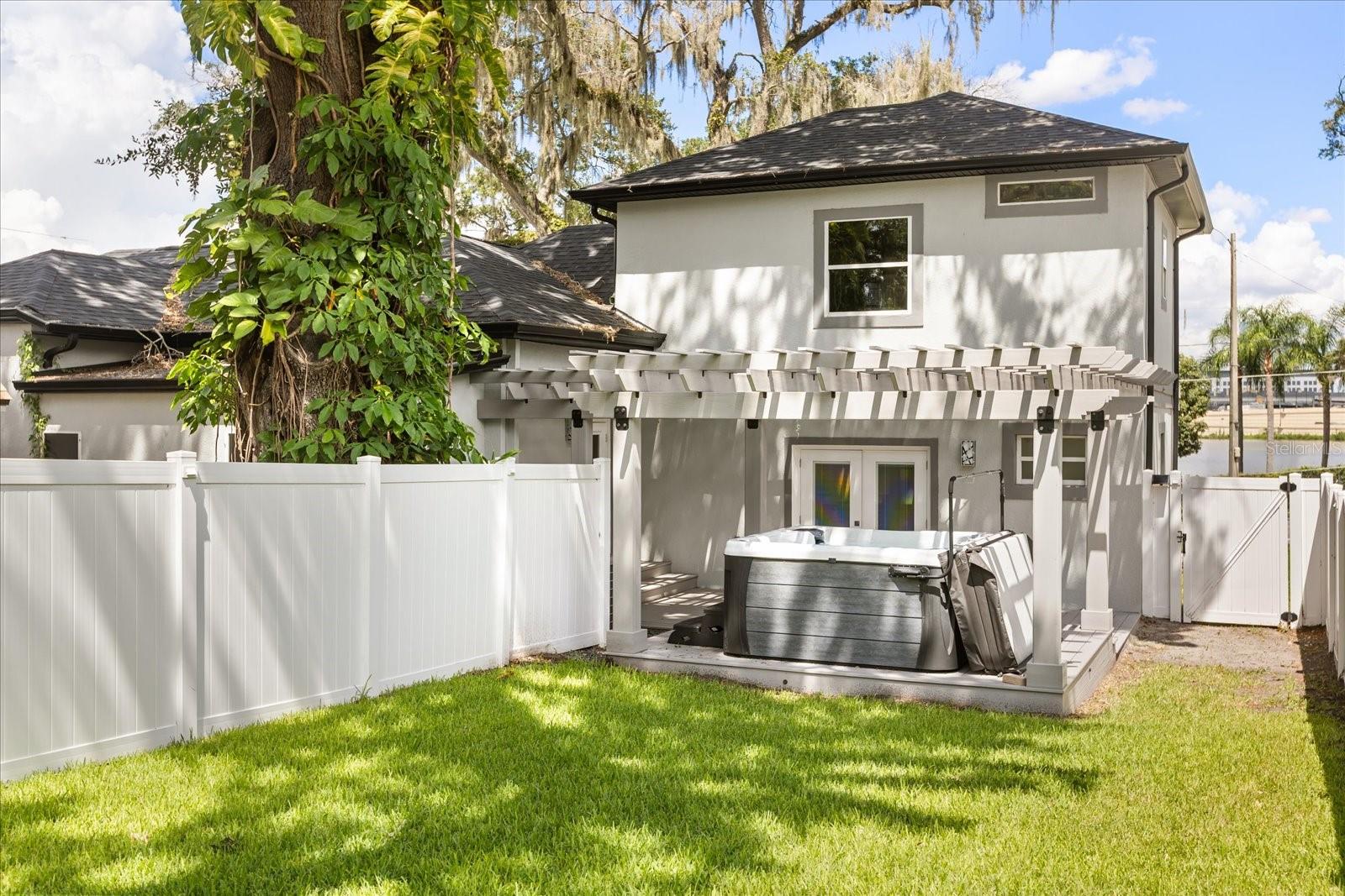 808 EDGEWATER DR