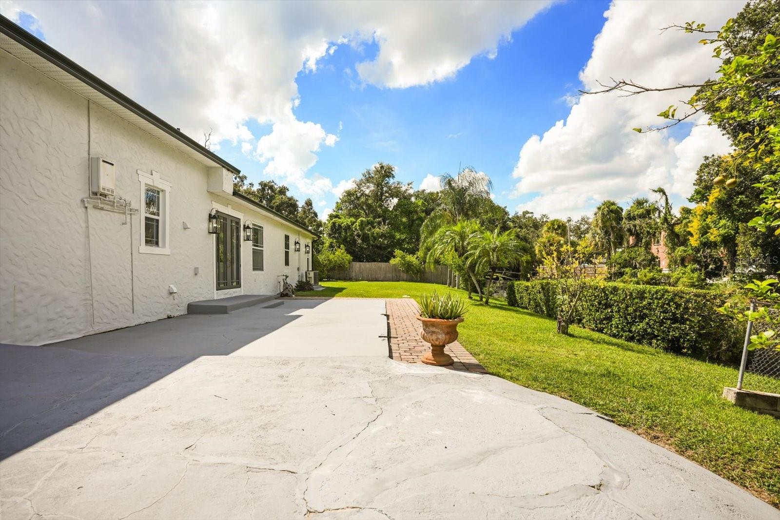 2001 LAKE DR