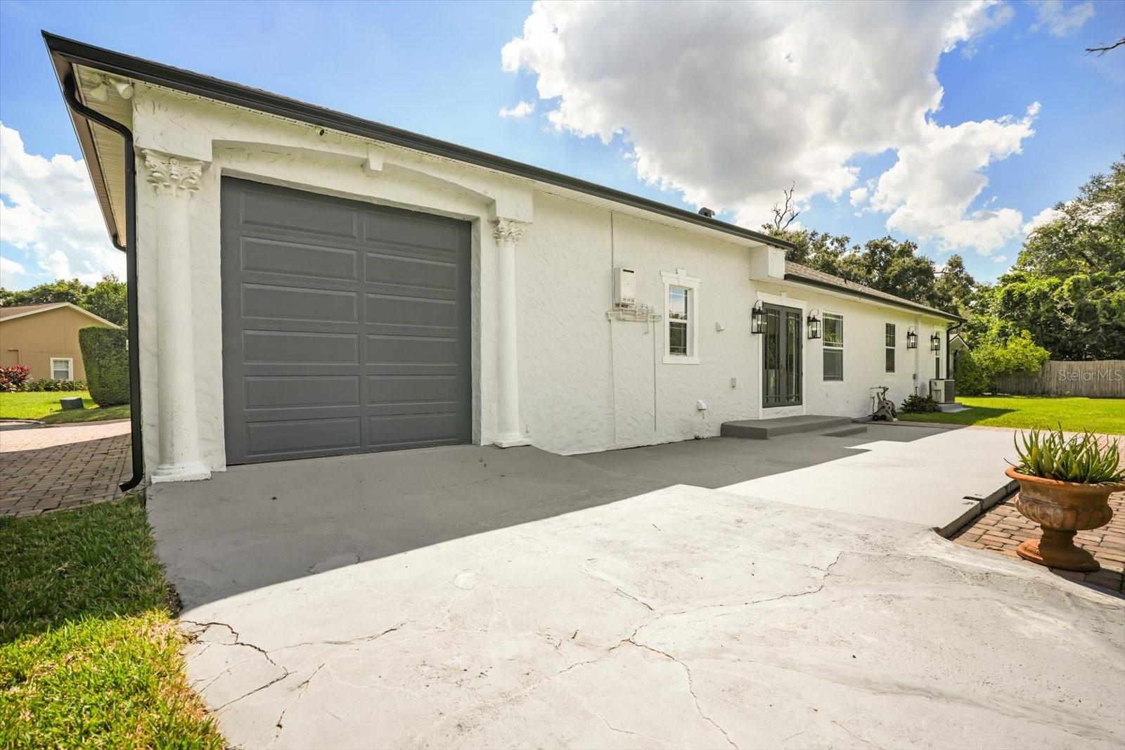 2001 LAKE DR
