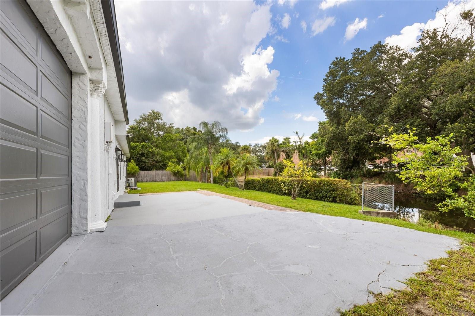 2001 LAKE DR