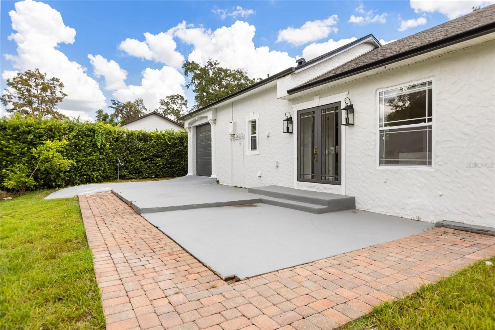 2001 LAKE DR