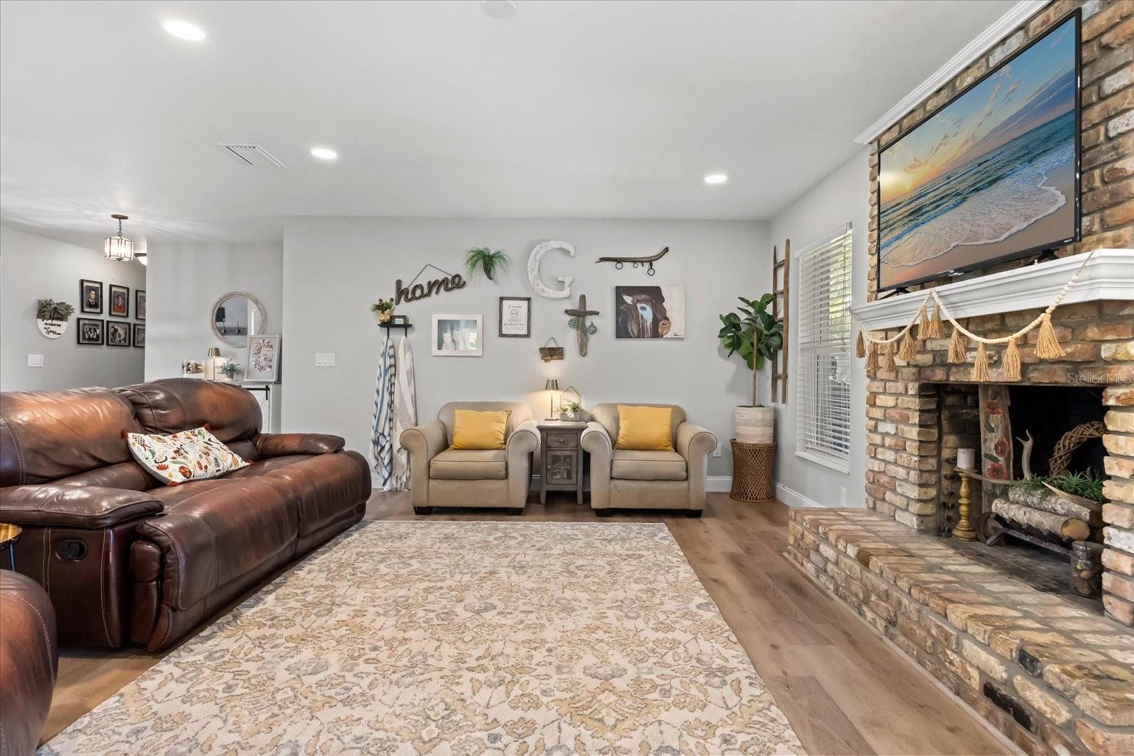 231 BANBURY CT
