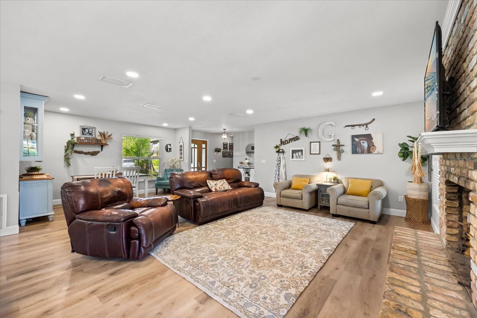 231 BANBURY CT