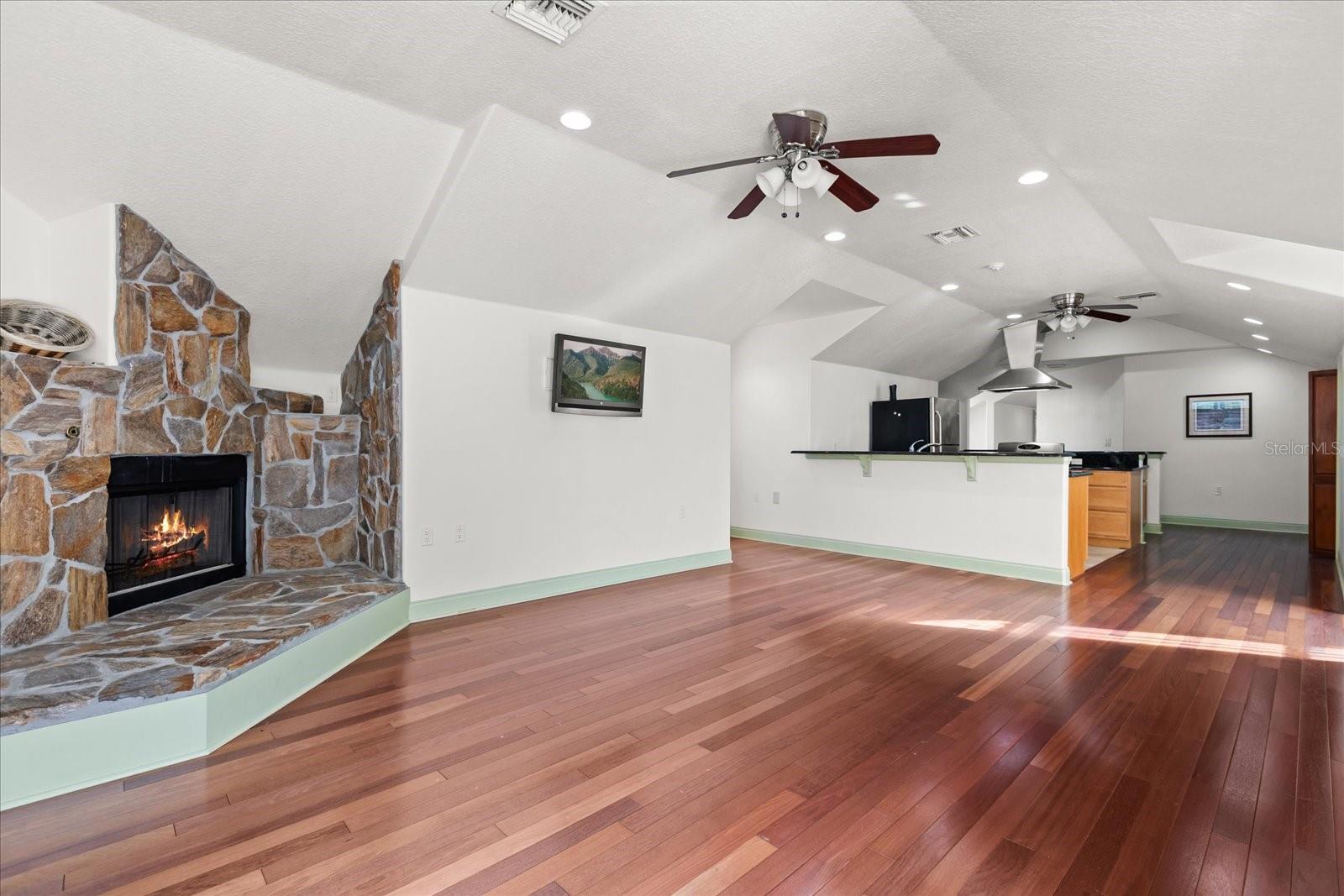 1501 LAKE MARKHAM RD