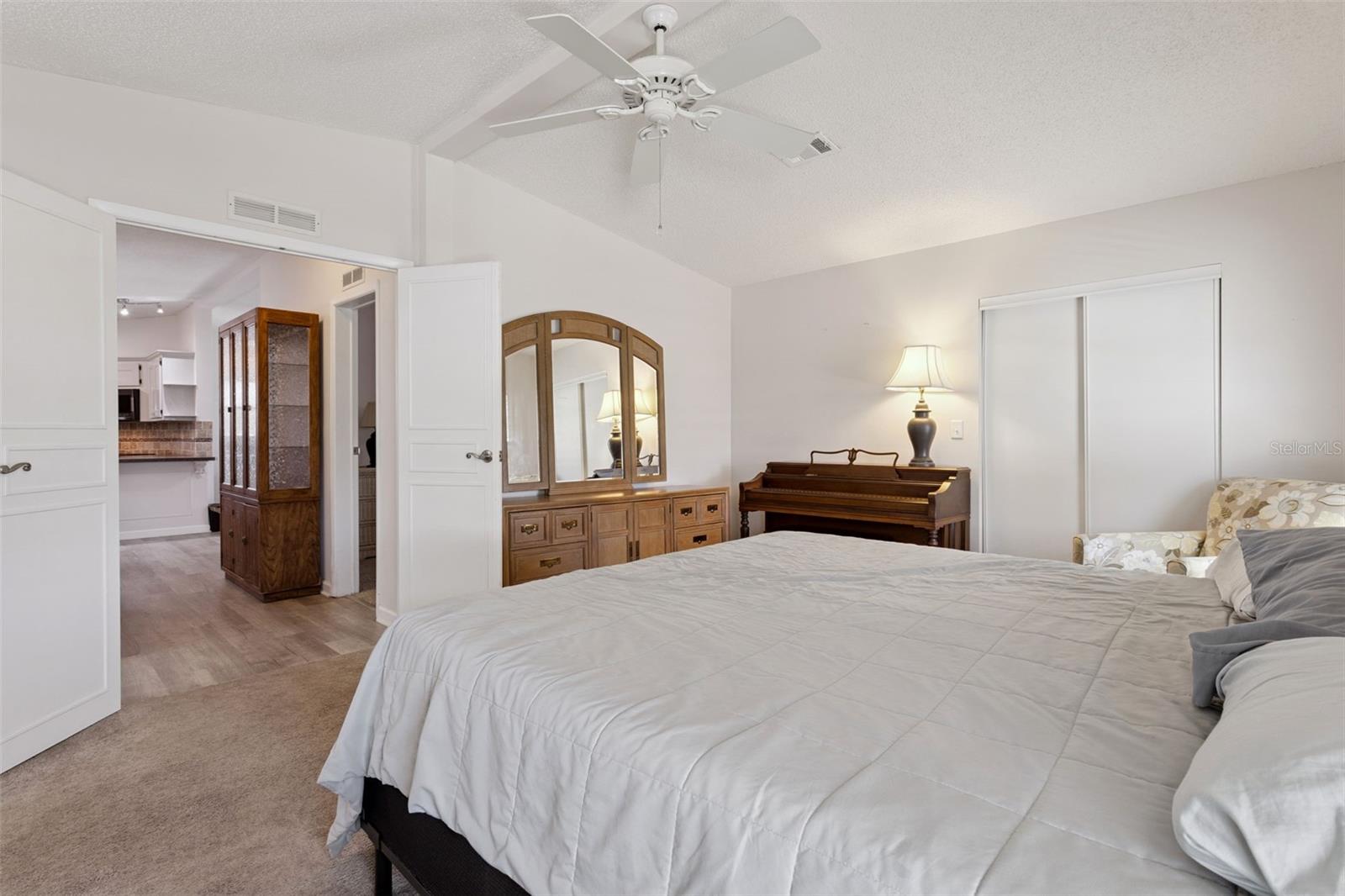 1612 E SCHWARTZ BLVD