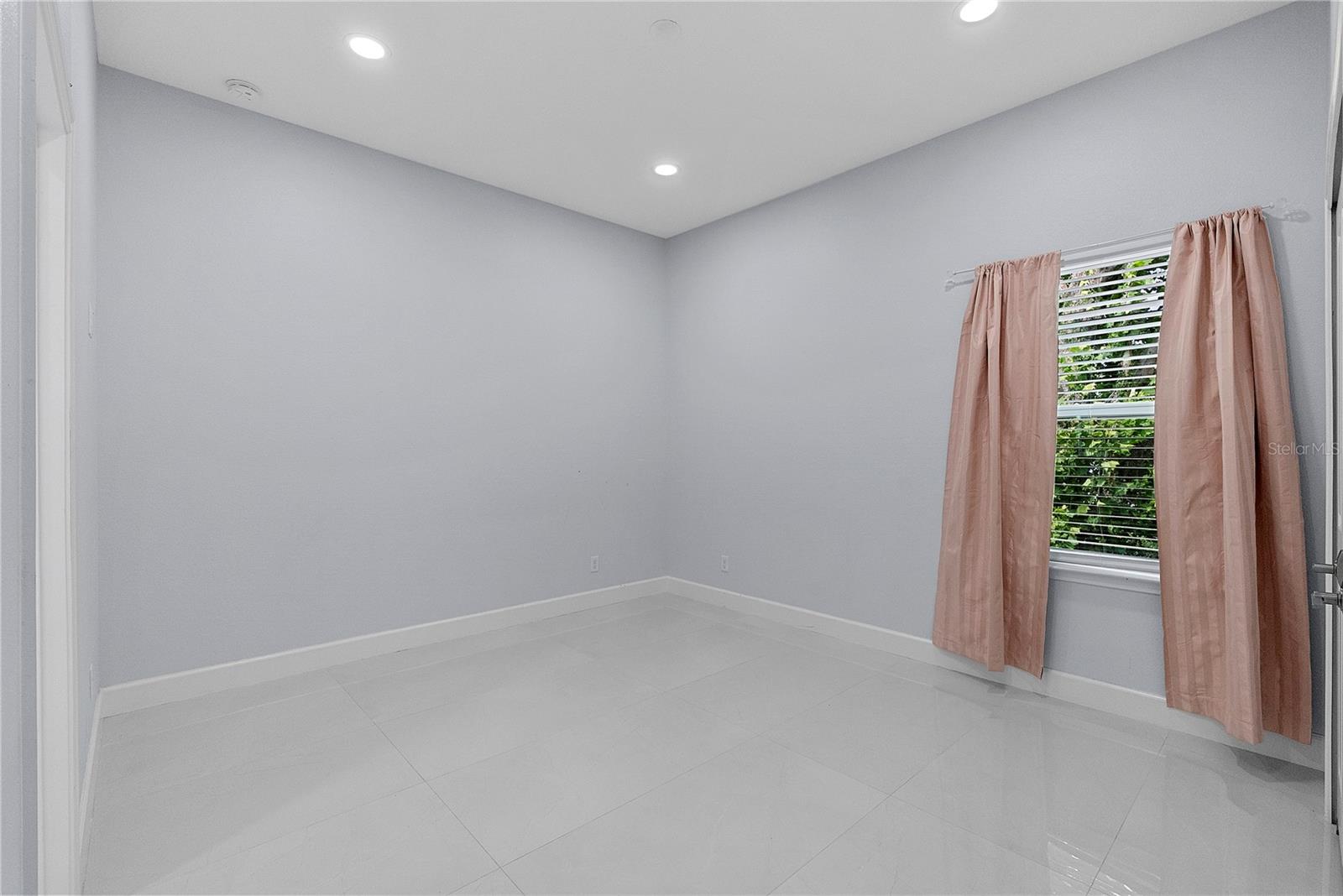 1404 BORDER DR