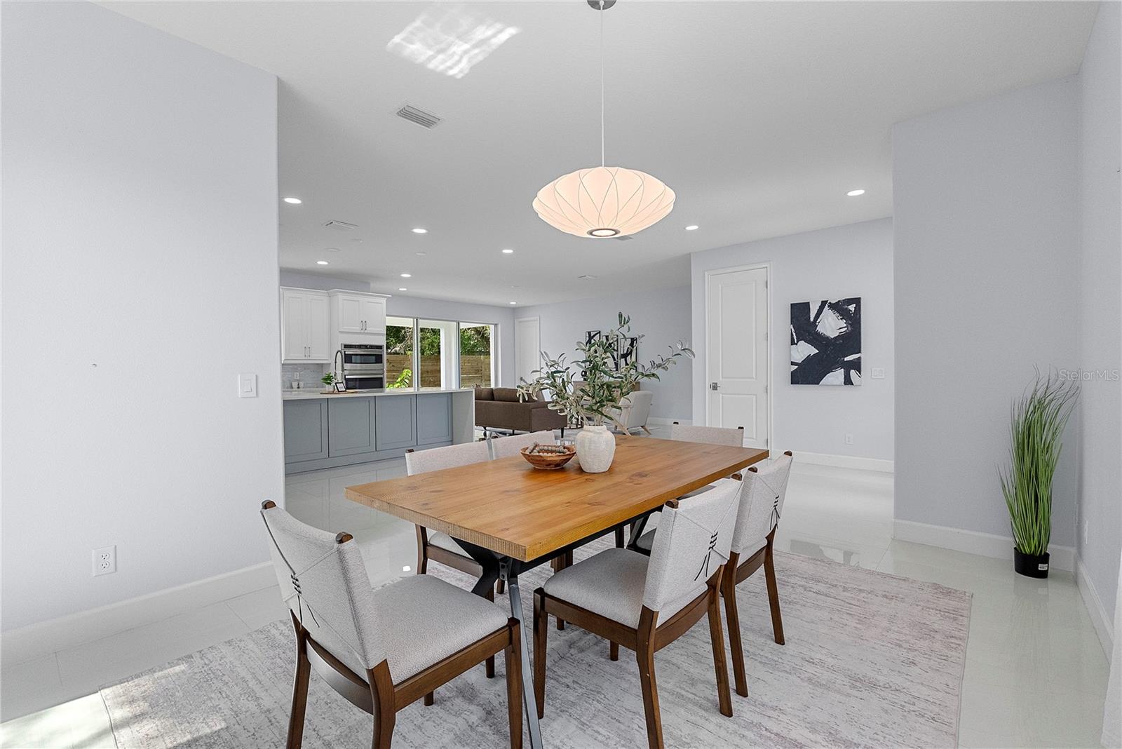 1404 BORDER DR