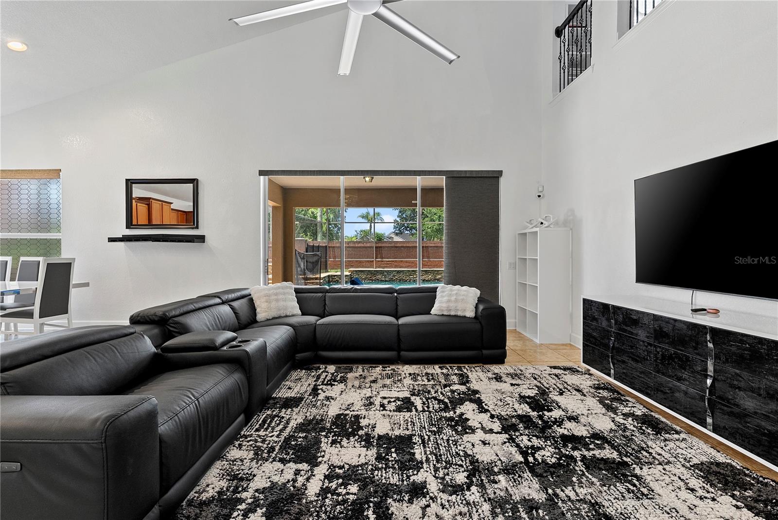 446 ANESSA ROSE LOOP