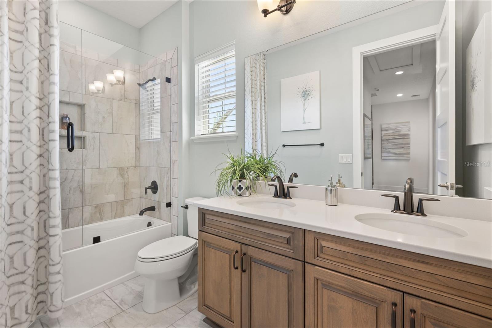 8836 LAKESHORE POINTE DR