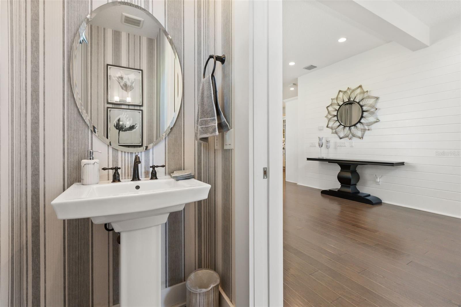 8836 LAKESHORE POINTE DR