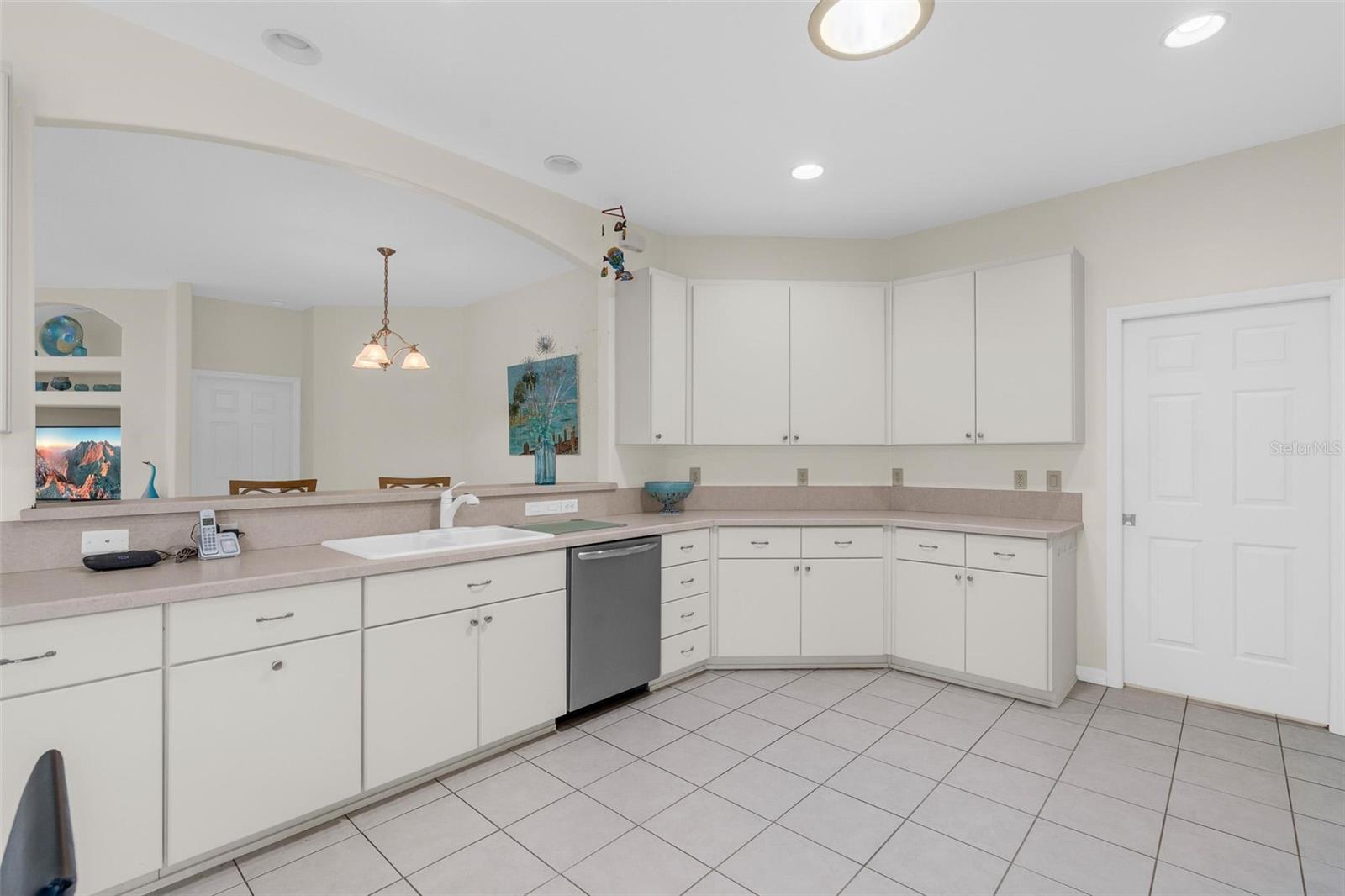 5524 SIR CHURCHILL DR