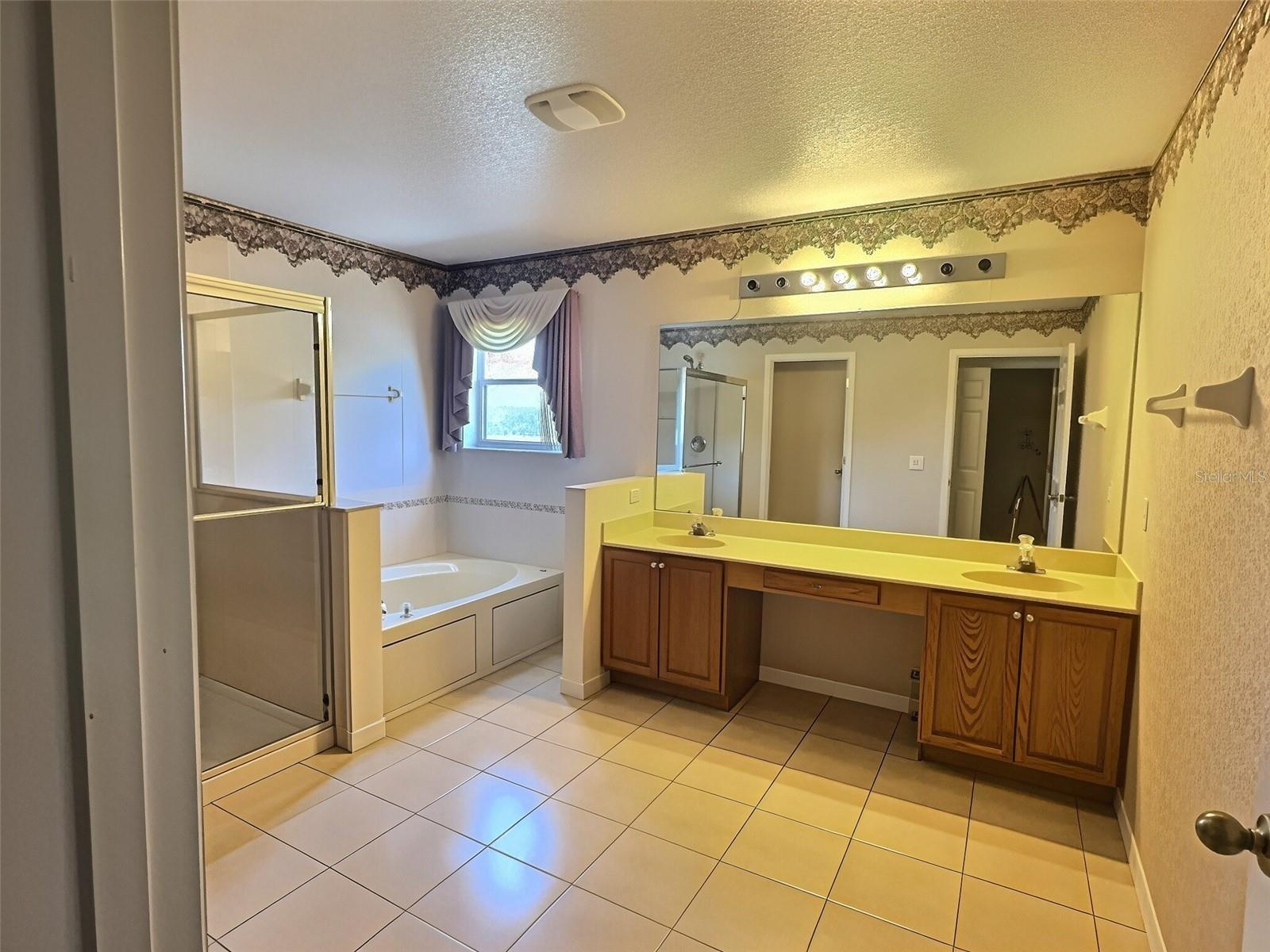 2414 HURON CIR