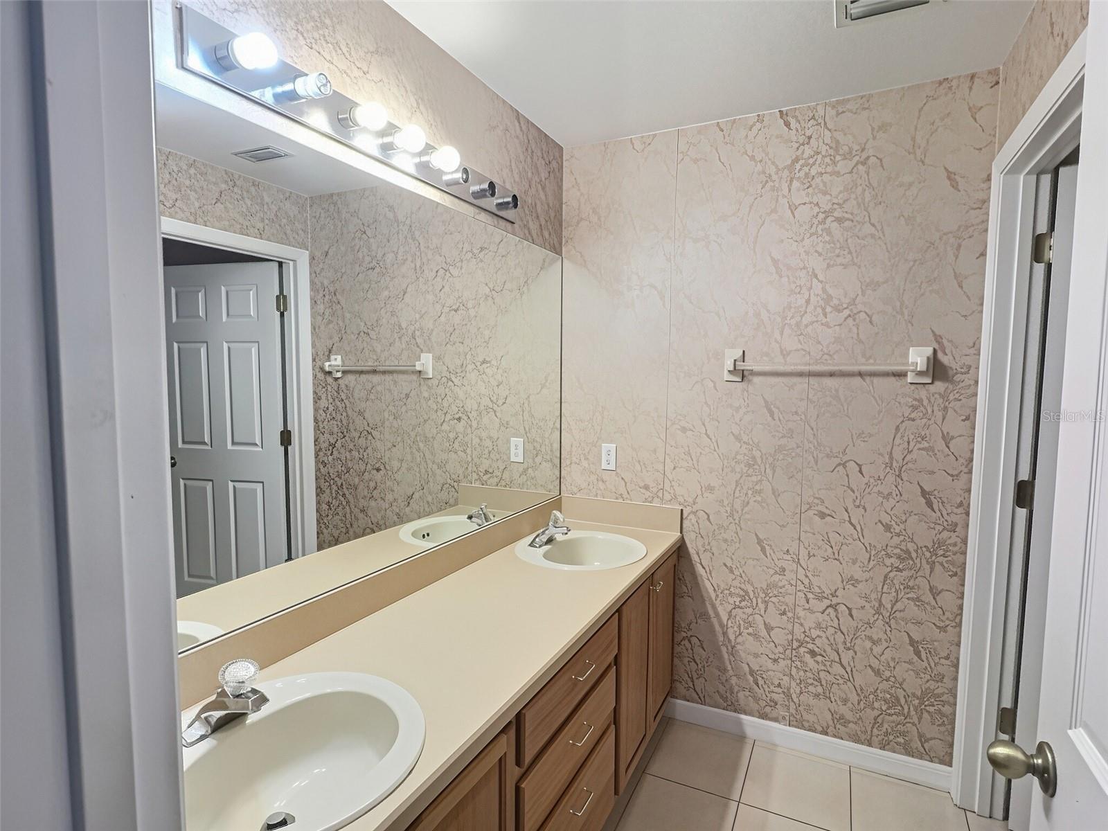 2414 HURON CIR