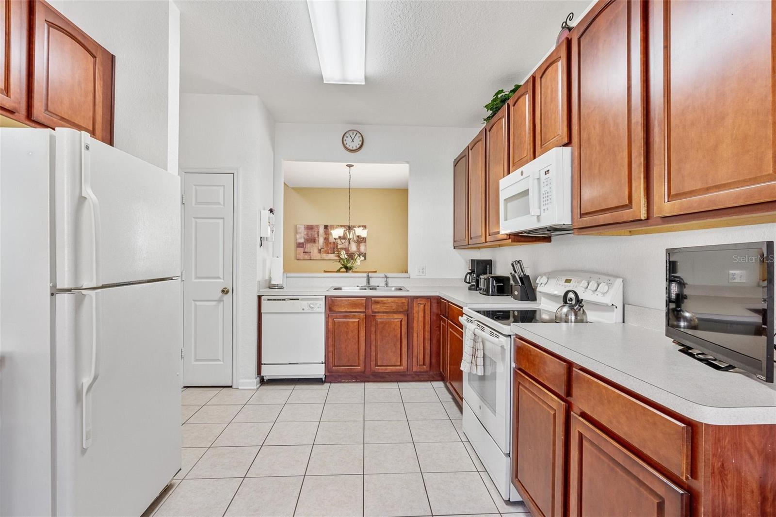 7795 BASNETT CIR