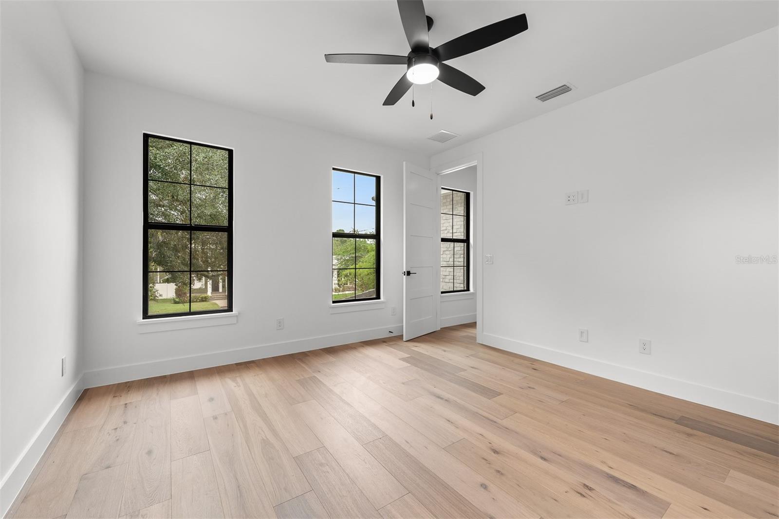 10 W HARVARD ST