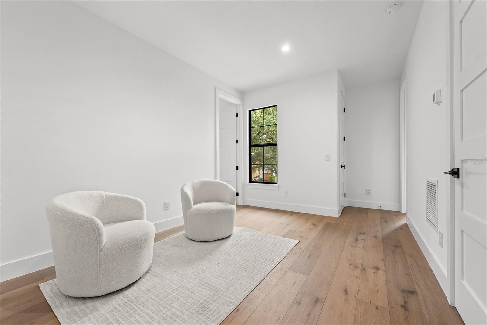 10 W HARVARD ST
