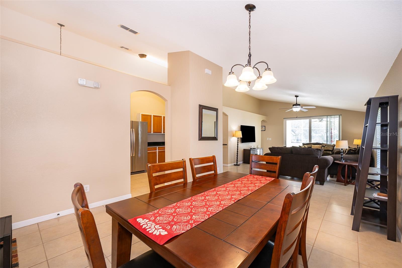 557 GLENEAGLES DR