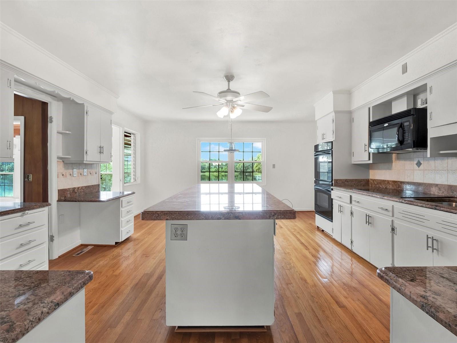1232 LAKEVIEW DR