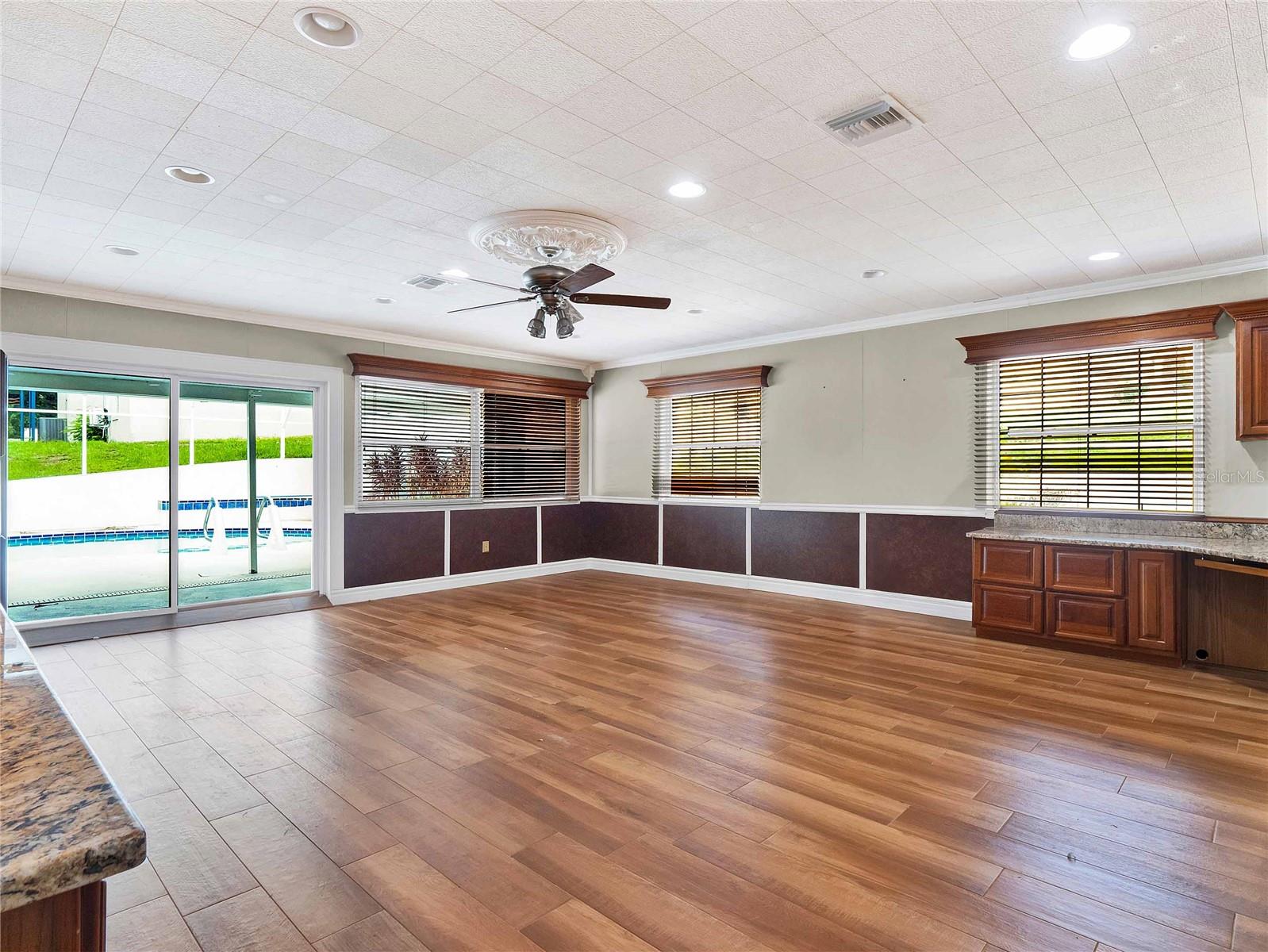 1232 LAKEVIEW DR