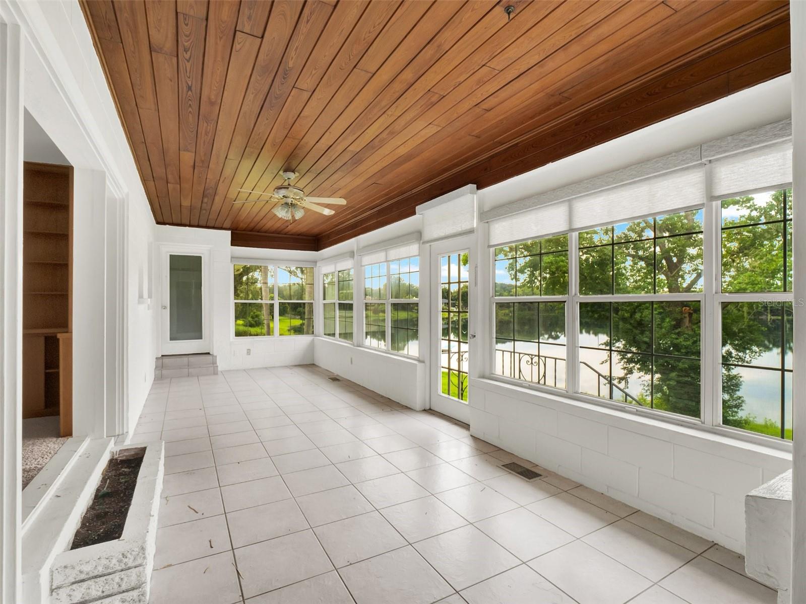 1232 LAKEVIEW DR