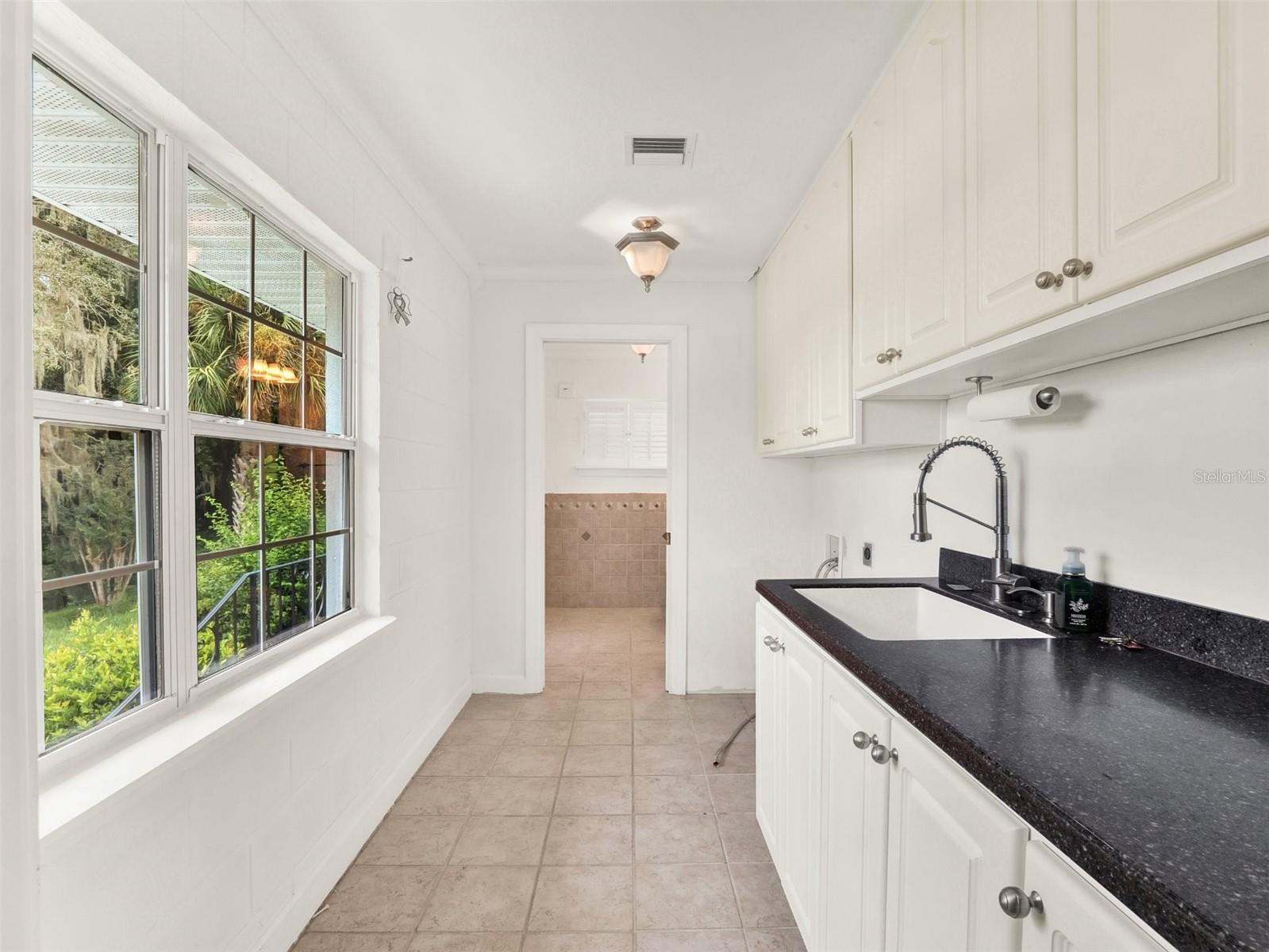 1232 LAKEVIEW DR
