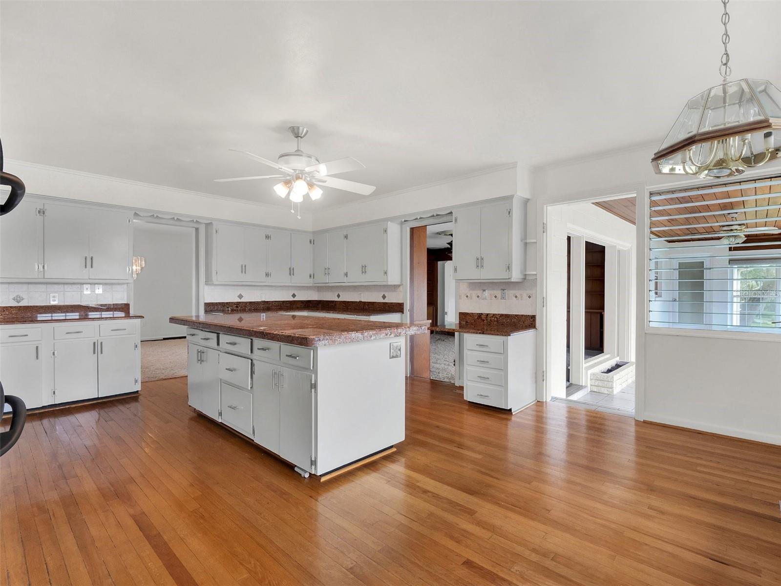 1232 LAKEVIEW DR