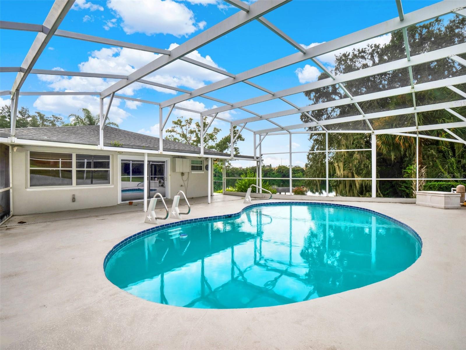 1232 LAKEVIEW DR