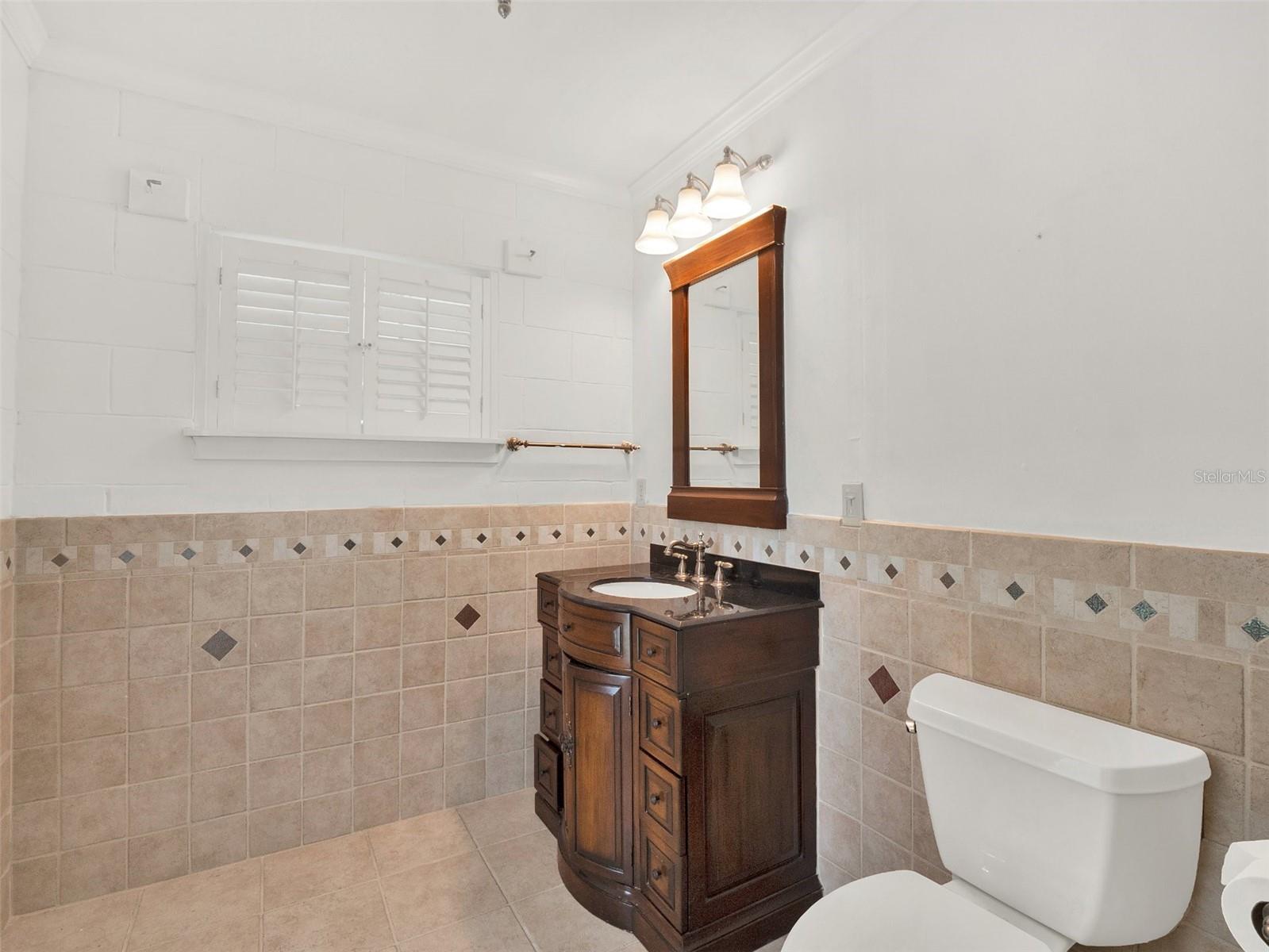 1232 LAKEVIEW DR