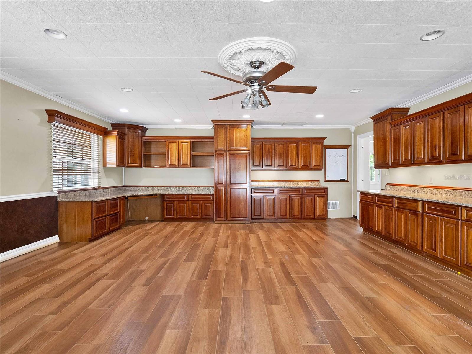 1232 LAKEVIEW DR