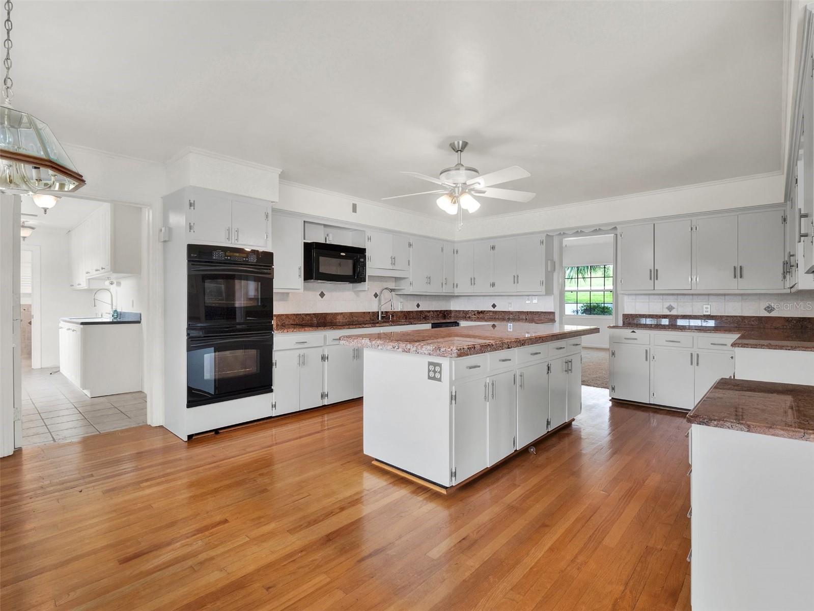 1232 LAKEVIEW DR