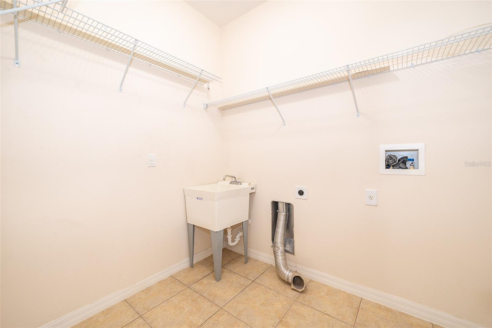 587 MARY PAULA DR