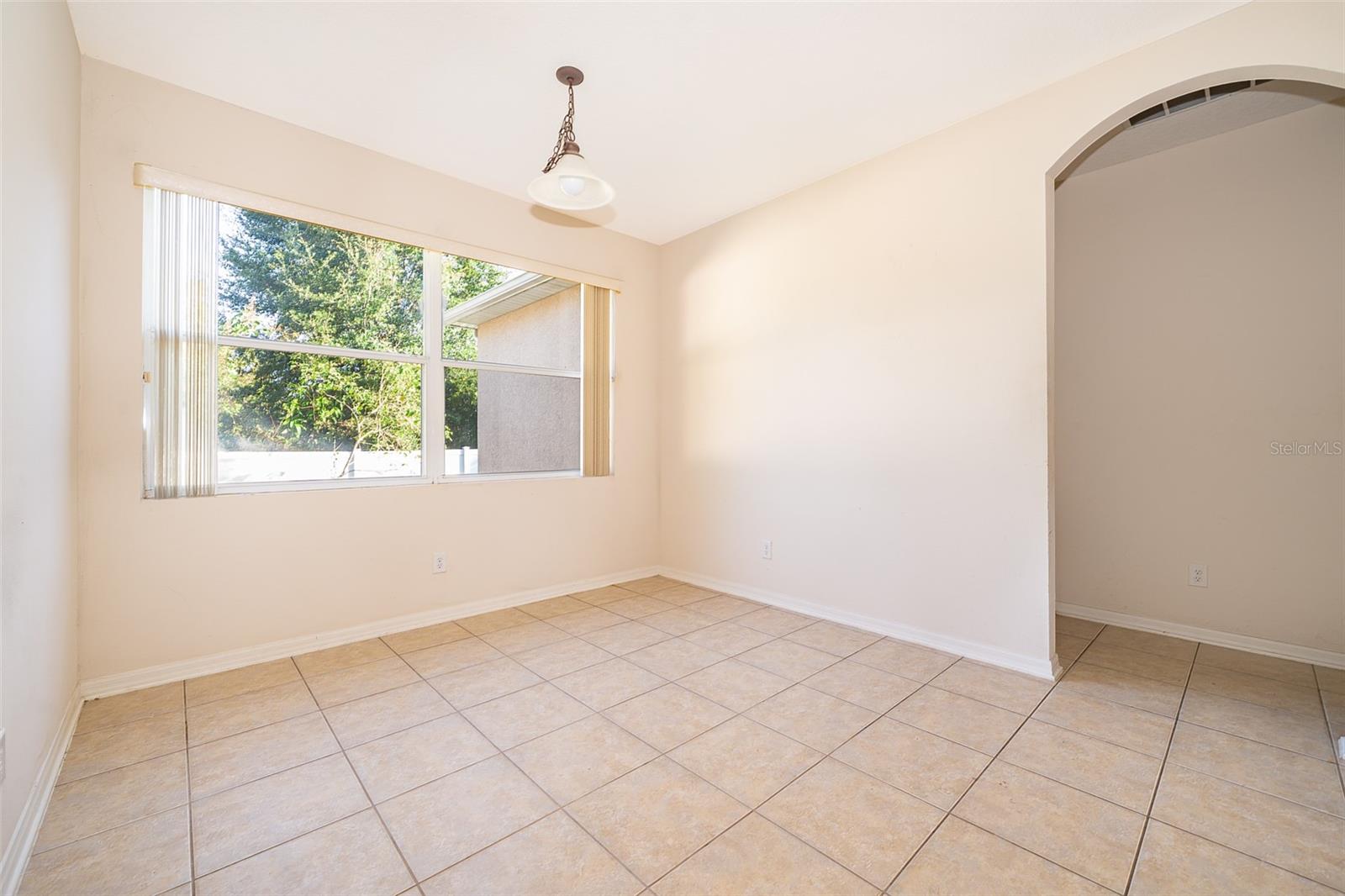 587 MARY PAULA DR