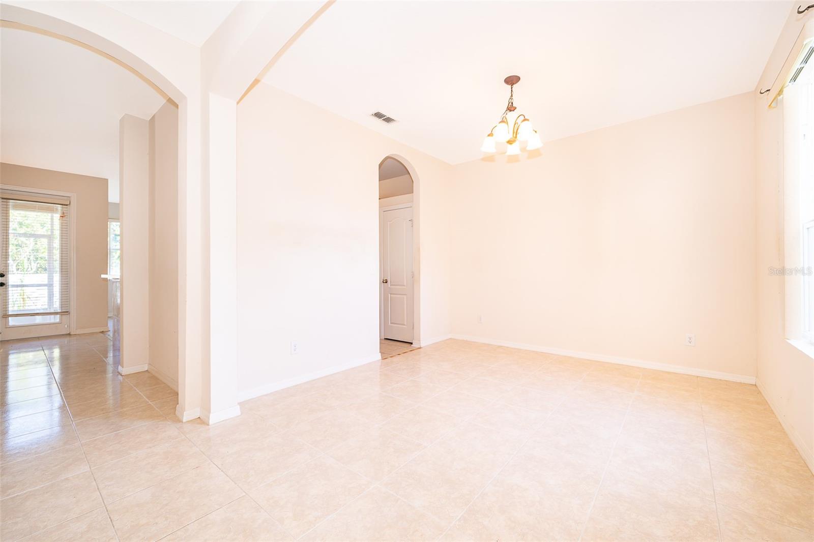 587 MARY PAULA DR