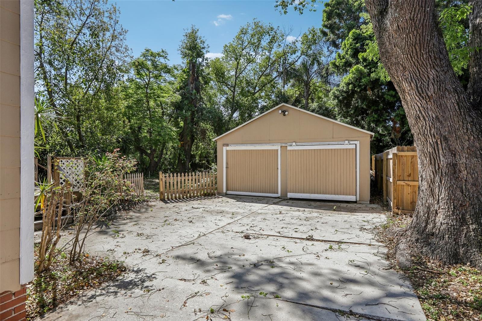 933 E SHADOWLAWN AVE